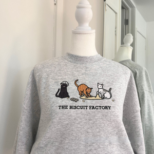 embroidered cat biscuit sweatshirt 1732247595372.png