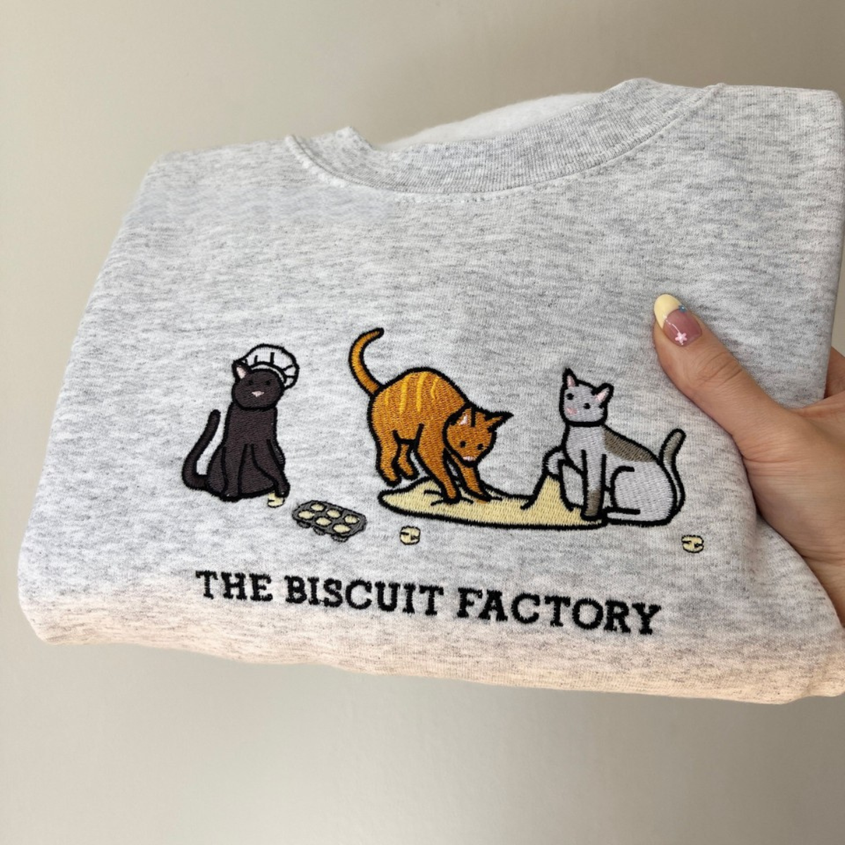 embroidered cat biscuit sweatshirt 1732247595471.png