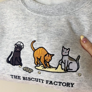 embroidered cat biscuit sweatshirt 1732247595543.png