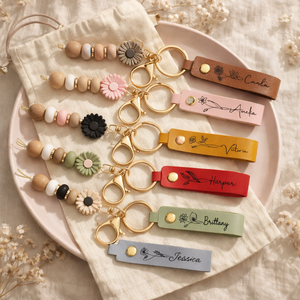 Personalized Birth Flower PU Leather Keychain with Engraved Name and Daisy Bead Pendant Wedding Party Birthday Gift for Bridesmaids Friends