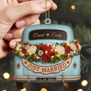 Just Married, Vintage Car With Flower Wreath, Personalized Wooden Ornament, Gift for Couples and Newlyweds