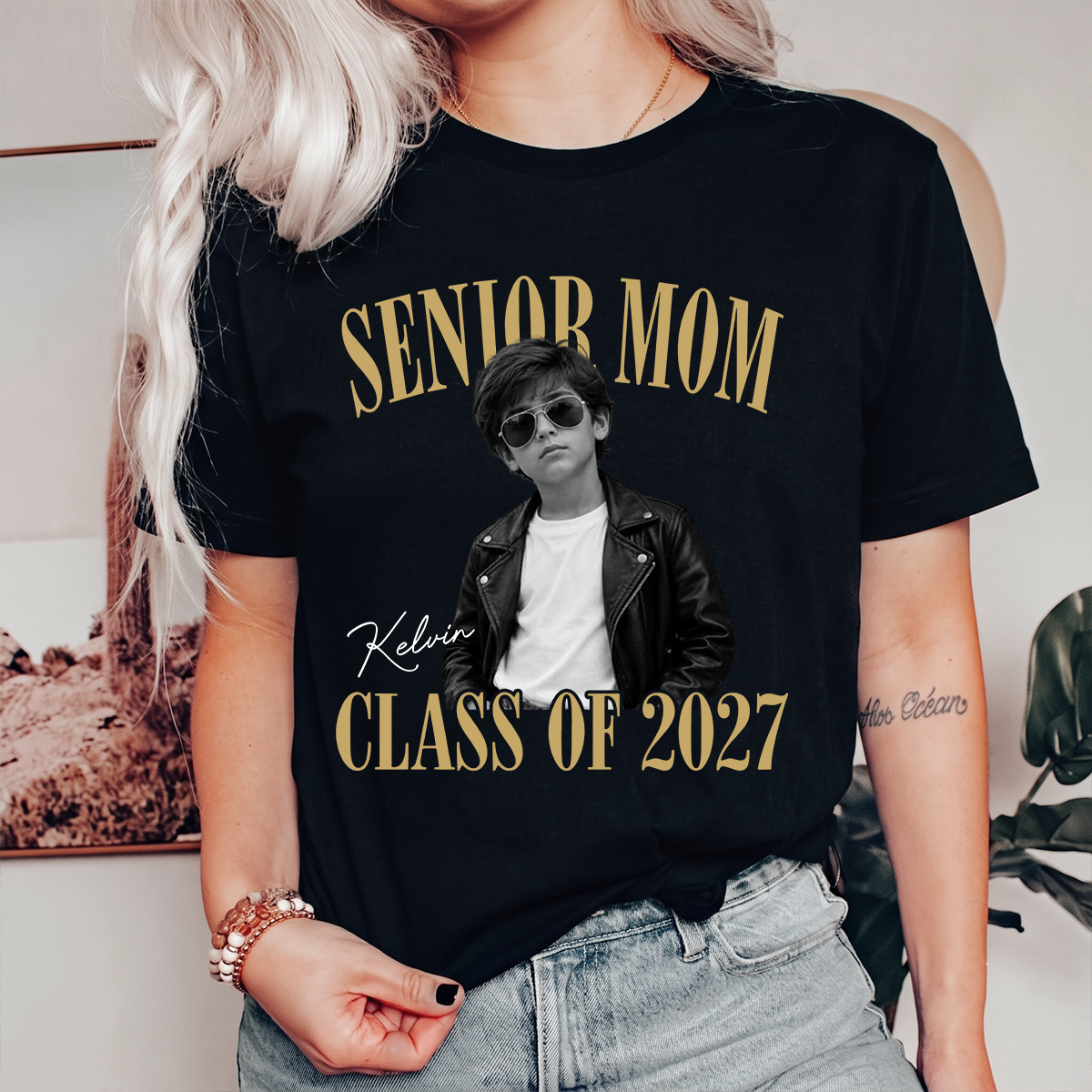 Custom Retro Senior Mom 2027 Dark Shirt - Personalized Class of 2027 Gift, Proud Family Gift
