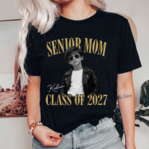 Custom Retro Senior Mom 2027 Dark Shirt - Personalized Class of 2027 Gift, Proud Family Gift