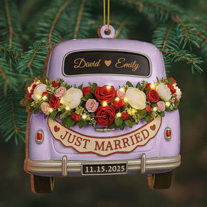 Just Married, Vintage Car With Flower Wreath, Personalized Wooden Ornament, Gift for Couples and Newlyweds