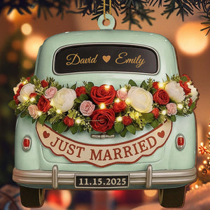 Just Married, Vintage Car With Flower Wreath, Personalized Wooden Ornament, Gift for Couples and Newlyweds