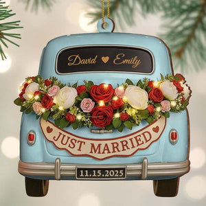 Just Married, Vintage Car With Flower Wreath, Personalized Wooden Ornament, Gift for Couples and Newlyweds