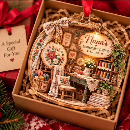 Personalized Embroidery Corner Christmas Ornament – Custom Name & Year, Embroidery Lover Gift, Hand Embroidery Gift for Mom & Grandma 92e12915-9c9c-47b6-9d7b-4dceddfc2749-t-i-xu-ng-92-.png