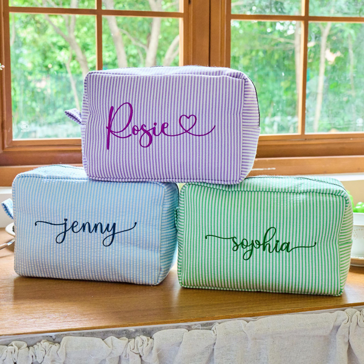 Personalized Seersucker Makeup Bag, Embroidered Cosmetic Bag, Bridesmaid Gifts, Large Capacity Monogrammed Toiletry Bag, Bridal Shower Gifts