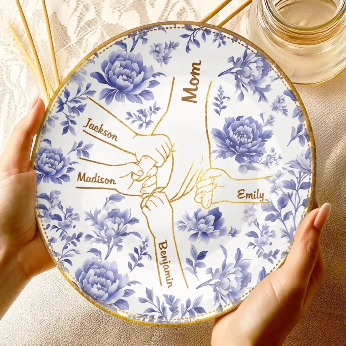 Mom Holds Kid's Hands - Personalized Ceramic Plate - Gift For Mother, Birthday Gift, Mother's Day Gift