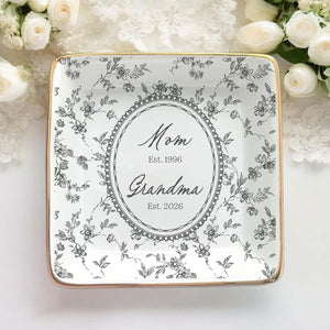 Personalized Toile de Jouy Grandma Est Ring Dish, Custom New Grandma Ceramic Jewelry Tray, Promoted To Grandma, Mothers Day Gift for Grandma