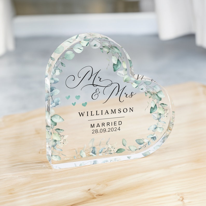 Personalised Mr & Mrs Wedding Gift Present, Anniversary Mr and Mrs Gift, Engagement Gift, Heart Plaque, Date Keepsake Gift, Engaged Gifts