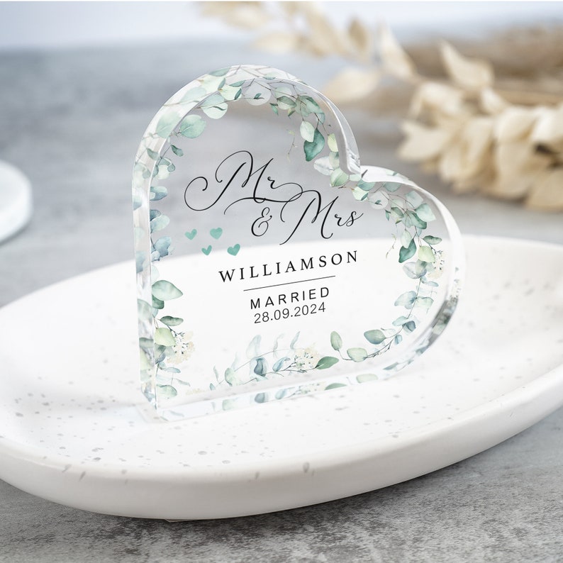 Personalised Mr & Mrs Wedding Gift Present, Anniversary Mr and Mrs Gift, Engagement Gift, Heart Plaque, Date Keepsake Gift, Engaged Gifts