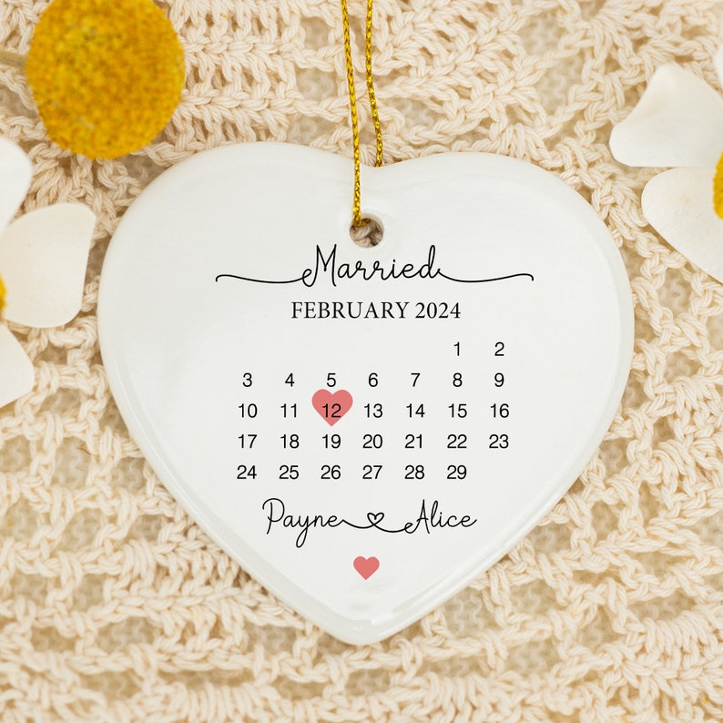 Personalised Married Calendar Date Ceramic Hanging Keepsake, Wedding Gift, Heart Plaque Gift for Couples with Wrapped Box, Mr & Mrs Gift