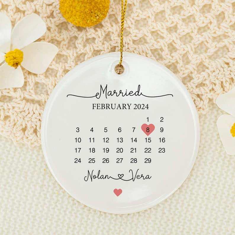 Personalised Married Calendar Date Ceramic Hanging Keepsake, Wedding Gift, Heart Plaque Gift for Couples with Wrapped Box, Mr & Mrs Gift