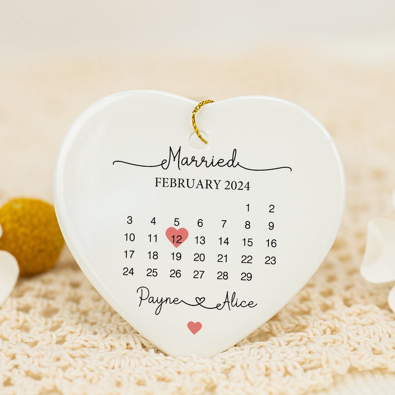 Personalised Married Calendar Date Ceramic Hanging Keepsake, Wedding Gift, Heart Plaque Gift for Couples with Wrapped Box, Mr & Mrs Gift