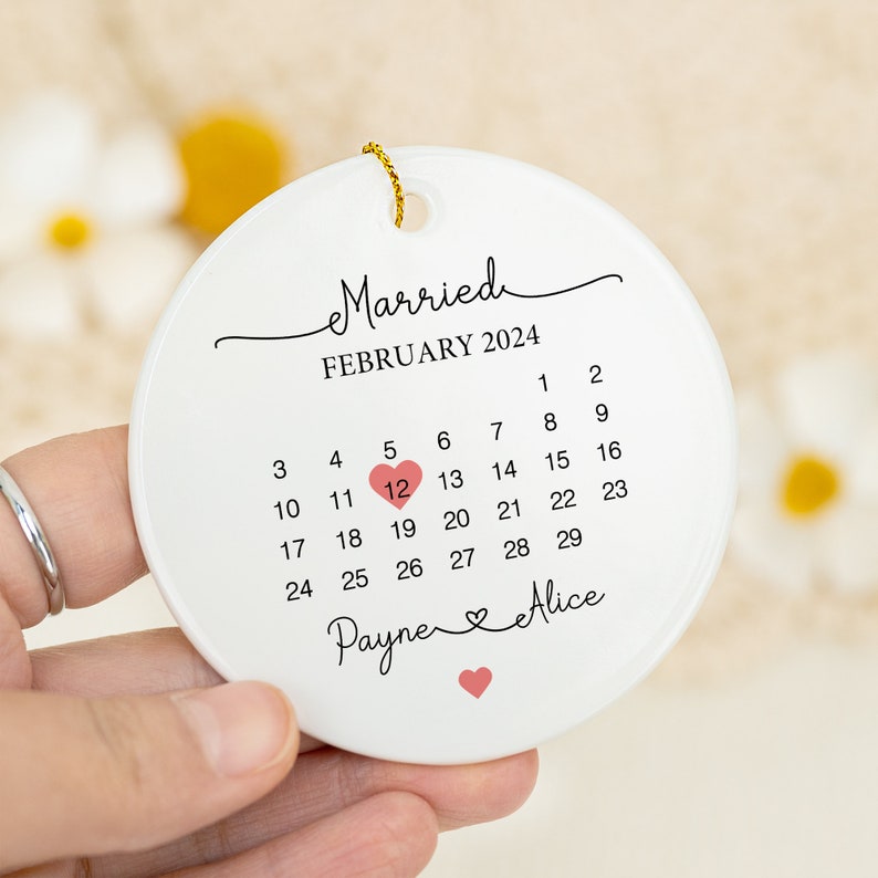 Personalised Married Calendar Date Ceramic Hanging Keepsake, Wedding Gift, Heart Plaque Gift for Couples with Wrapped Box, Mr & Mrs Gift