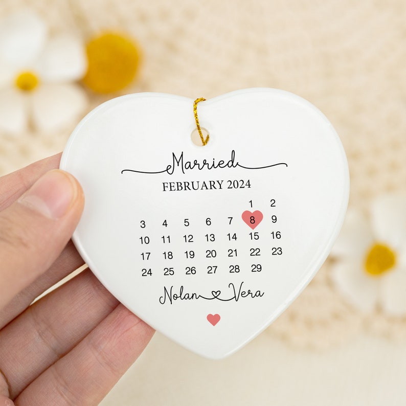 Personalised Married Calendar Date Ceramic Hanging Keepsake, Wedding Gift, Heart Plaque Gift for Couples with Wrapped Box, Mr & Mrs Gift