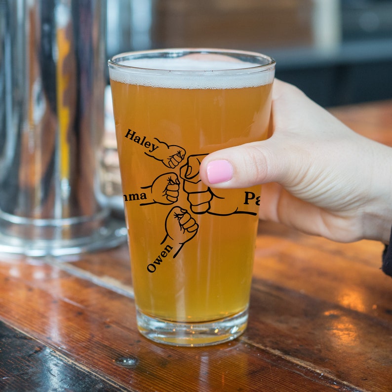 Personalized Papa Beer Glass with Children Name Custom Dad Kids Fist Bump Pint Glass Gift for Grandpa Father's Day Gift Gift for Dad