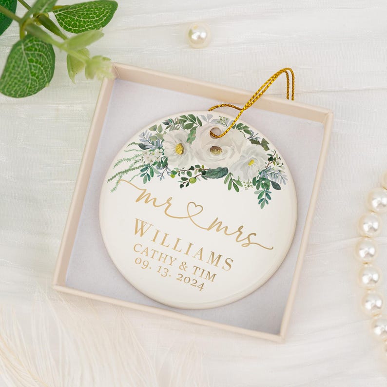 Ceramic Wedding Bauble Gift for The Newlyweds, Custom Mr & Mrs Wedding Keepsake, Wedding Anniversary Gift for Couple, Wedding Ornament Gift