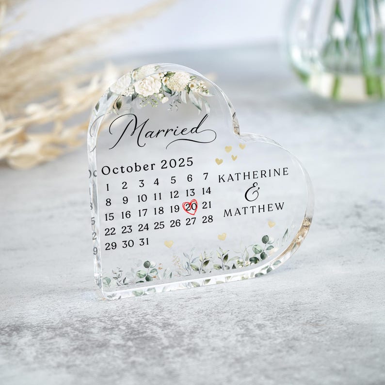 Personalised Mr & Mrs Wedding Gift Present, Anniversary Mr and Mrs Gift, Engagement Gift, Heart Plaque, Date Calendar Gift, Engaged Gifts