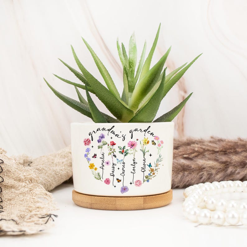 Custom Grandma's Garden Plant Pot,Mom Plant Pot with Birthflower,Family Name Gift,Birthday Gift,Gift for Mom/Grandma/Nanny,Mothers Day Gift