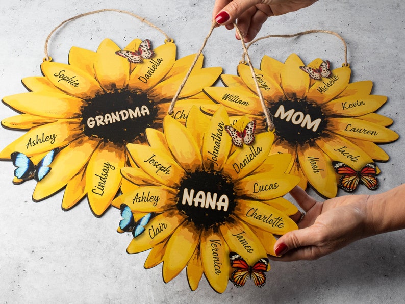 Sunflower Mom Sign Personalized, Birthday Gifts For Mom, Sunflower Mom Sign with Kids Names, Wall Decor, Sunflower Mom and Grandma Sign
