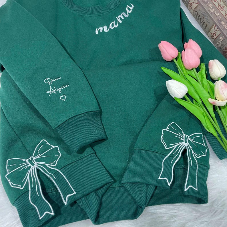 Custom Mama Side Bow Applique Embroidered Sweatshirt with Kids Name, Personalized Mom Sweatshirt, Minimalist Momma Sweater, Gift for Mom