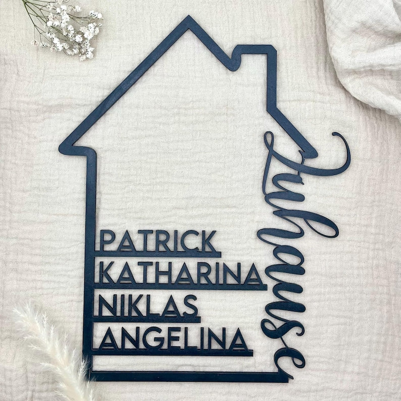 Personalizable family sign in house shape, wooden decoration with name, housewarming gift, house building, family door wreath with family name