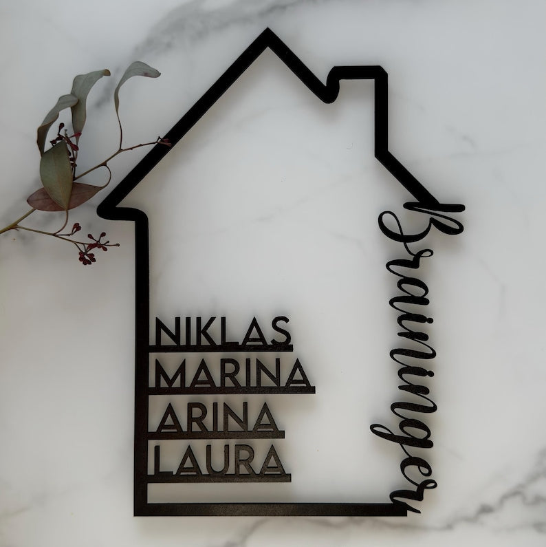 Personalizable family sign in house shape, wooden decoration with name, housewarming gift, house building, family door wreath with family name