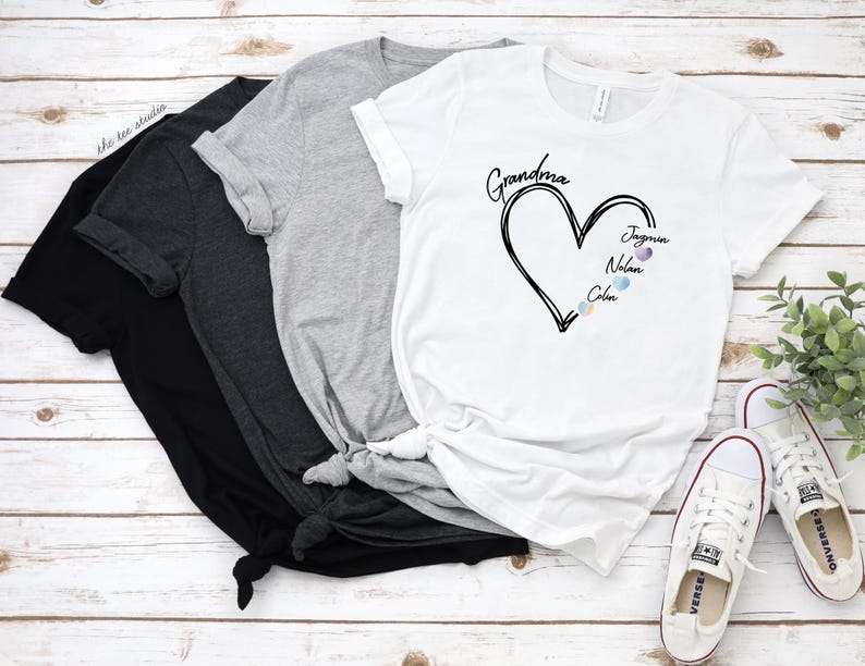 Custom Grandma Sweatshirt with Grandkids Names, Grandma Heart Sweat, Grandkids Name Shirt, Gift For Grandma, Nana Crewneck, Abuela Gifts