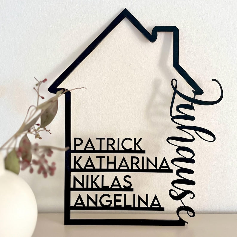 Personalizable family sign in house shape, wooden decoration with name, housewarming gift, house building, family door wreath with family name