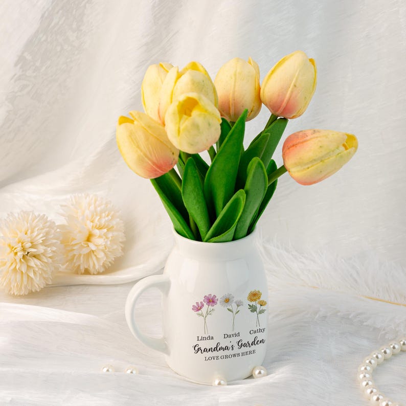 Grandma's Garden Vase, Flower Vase with Family Birth Flower, Personalised Mini Flower Vase for Mama Nana, Mother's Day Gift from Grandkids