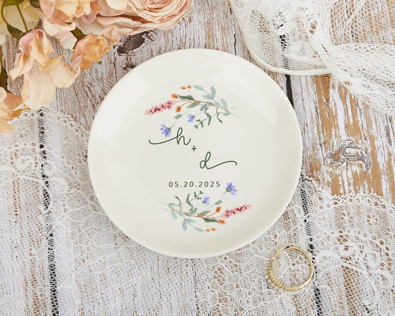 Custom Wildflower Ring Dish, Personalised Floral Trinket Dish, Wedding Gift, Engagement Gift, Dainty Jewelry Dish, Gift for Her, Ring Holder