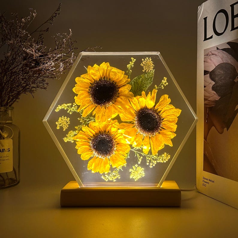 Flower resin lamp, birth flower epoxy lamp, sunflower lights shine brightly in the night, flower resin lamp, flower epoxy lamp, bedside lamp