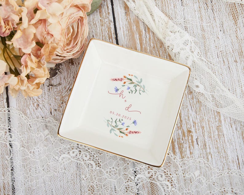 Custom Wildflower Ring Dish, Personalised Floral Trinket Dish, Wedding Gift, Engagement Gift, Dainty Jewelry Dish, Gift for Her, Ring Holder