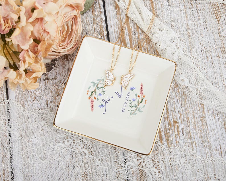 Custom Wildflower Ring Dish, Personalised Floral Trinket Dish, Wedding Gift, Engagement Gift, Dainty Jewelry Dish, Gift for Her, Ring Holder