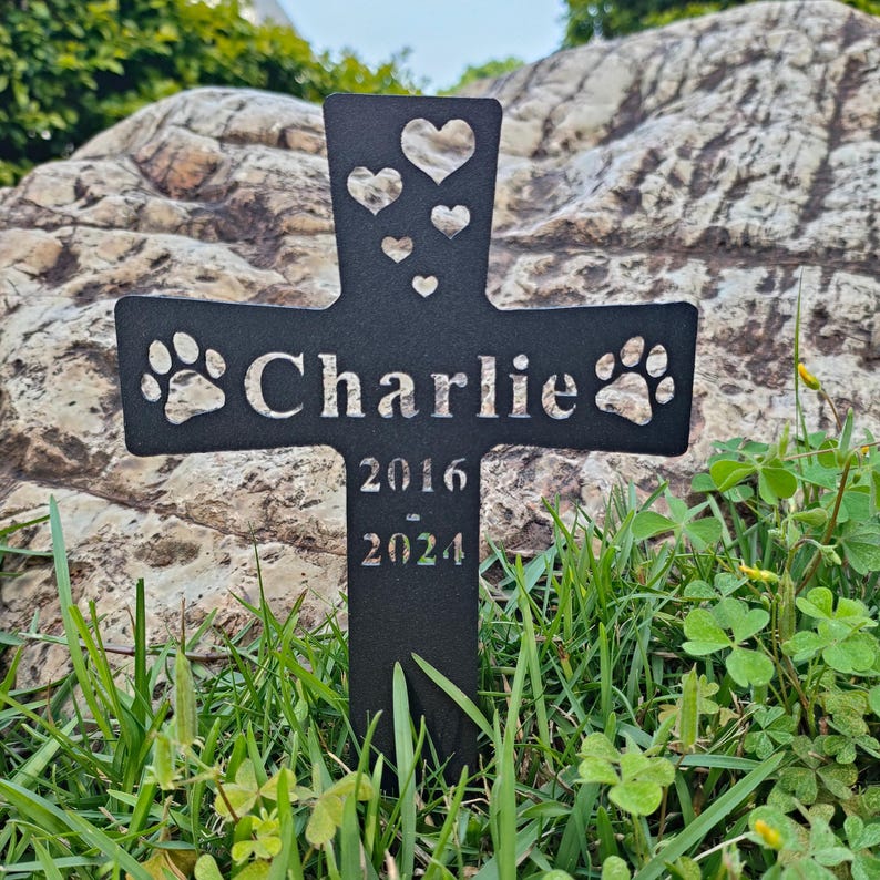 Custom Metal Pet Memorial Garden Stake,Personalized Dog Memorial Plaque,Pet Garden Sign with Heart and Paw,Pet Grave Marker,Cross Yard Sign