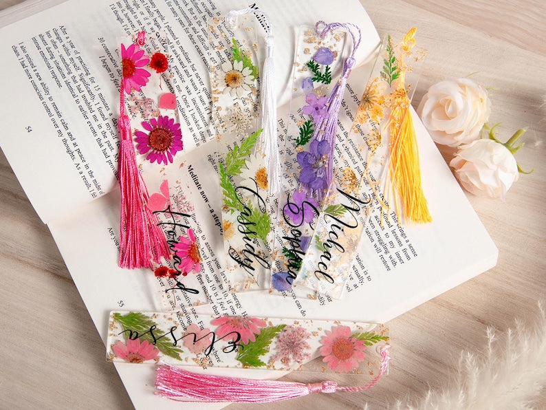 Personalized Pressed Daisy Bookmark: Custom Acrylic Floral Reader Gift