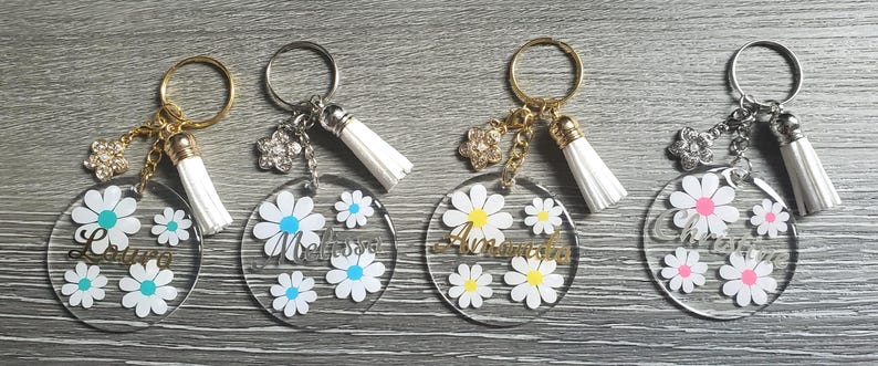 Personalized Daisy Acrylic Keychain: Custom Name Bag Tag