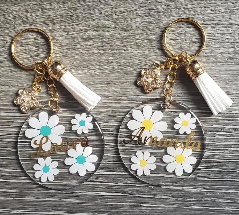 Personalized Daisy Acrylic Keychain: Custom Name Bag Tag