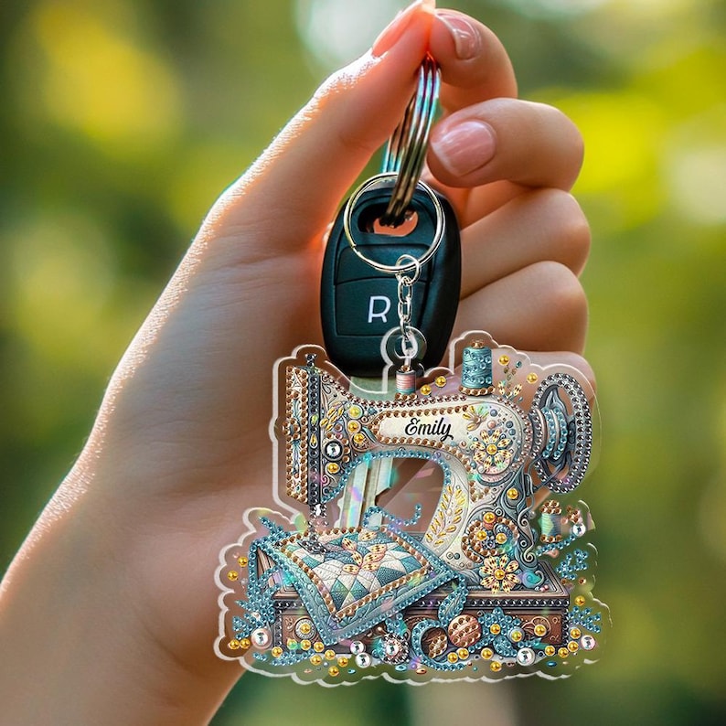 Vintage Sewing Machine Keychain Personalized, Embellished Tailor Key Ring,Gift for Seamstress,Rhinestone Sewing Lover Accessory,Gift For Mom