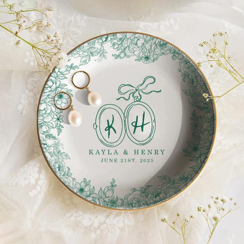 Custom Engagement Gift, Personalized Wedding Gift for Couple, Sentimental Gift for Bride, Custom Mr Mrs Ring Dish Holder Wedding Gift