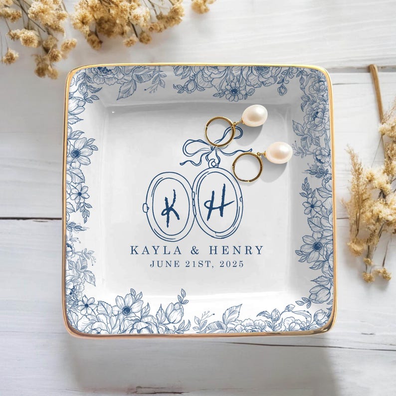 Custom Engagement Gift, Personalized Wedding Gift for Couple, Sentimental Gift for Bride, Custom Mr Mrs Ring Dish Holder Wedding Gift