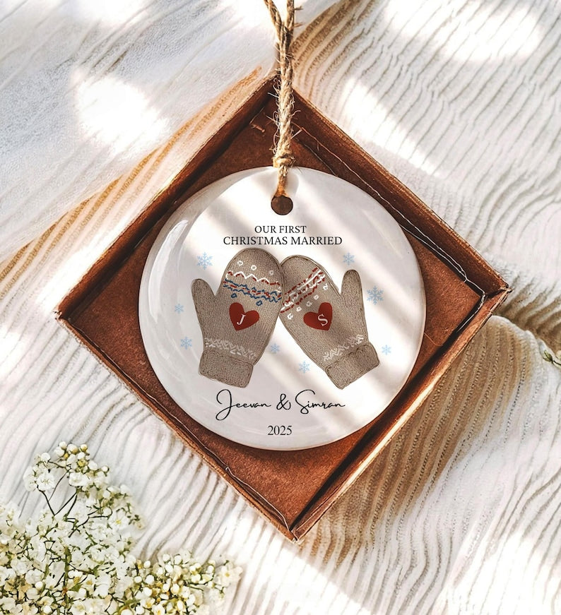 Our First Christmas Married Ornament for Couples Personalized Mr and Mrs Tree Decoration Newlywed Wedding Keepsake 2025