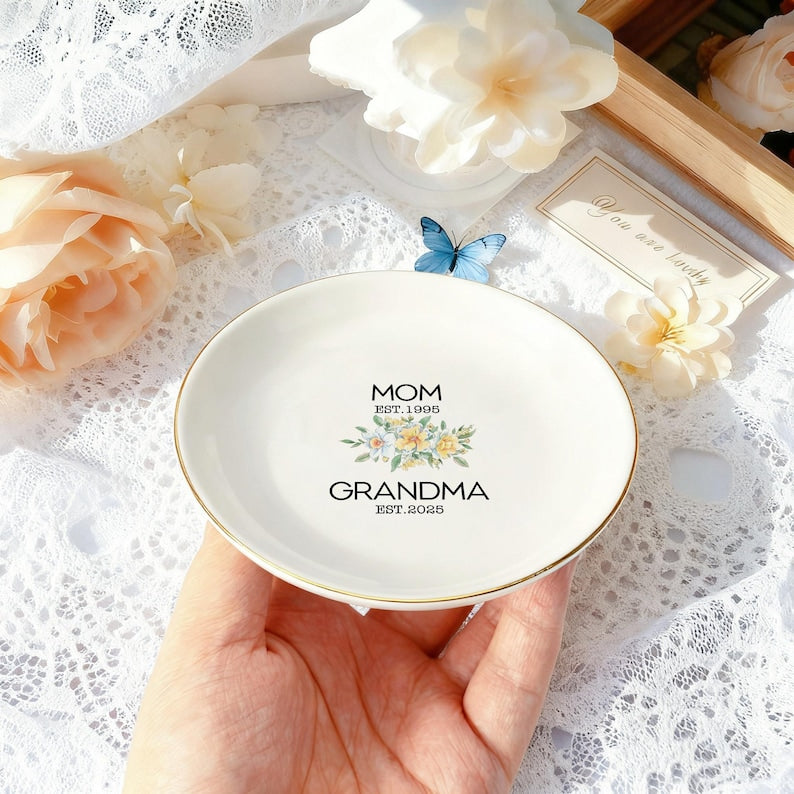 Personalized Grandma Ring Dish - First Time Grandmother Gift - Custom Name & Date - Pregnancy Announcement Gift for Mom Becoming Grandma