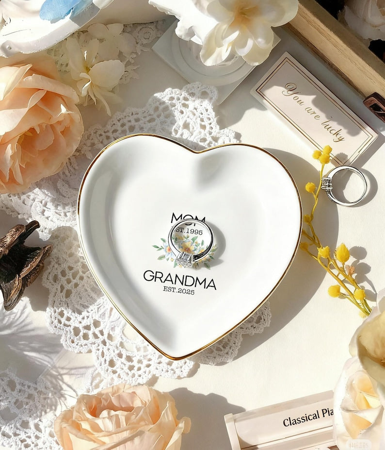 Personalized Grandma Ring Dish - First Time Grandmother Gift - Custom Name & Date - Pregnancy Announcement Gift for Mom Becoming Grandma