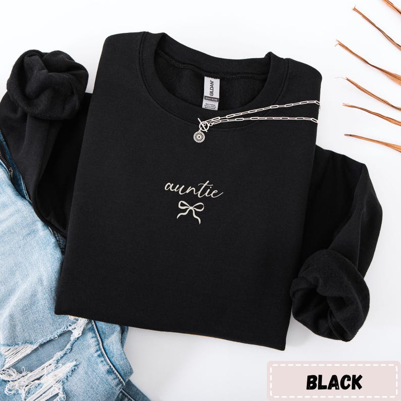 Auntie Sweatshirt, Cute Bow Sweater for Aunt, Gift for Mothers Day Coquette Pullover, Pregnancy Announcement Minimalist Crewneck