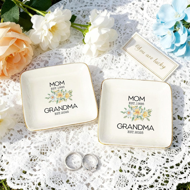 Personalized Grandma Ring Dish - First Time Grandmother Gift - Custom Name & Date - Pregnancy Announcement Gift for Mom Becoming Grandma