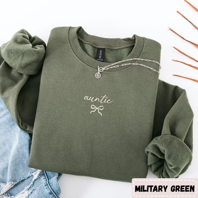 Auntie Sweatshirt, Cute Bow Sweater for Aunt, Gift for Mothers Day Coquette Pullover, Pregnancy Announcement Minimalist Crewneck