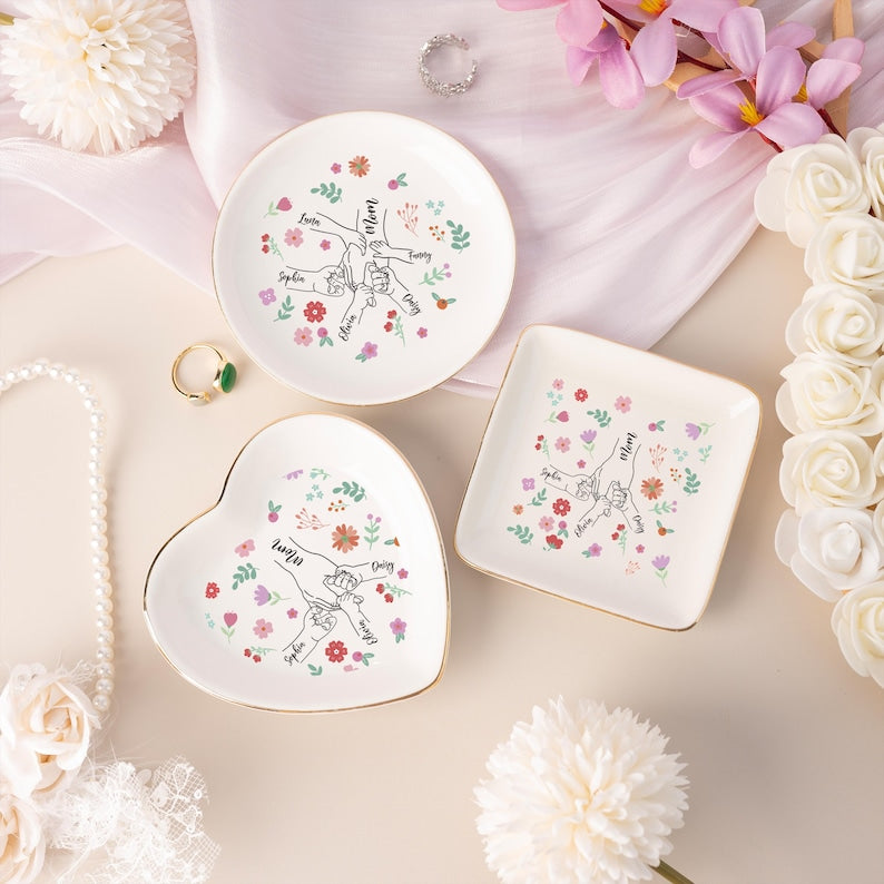 Personalized Ceramic Ring Dish, Mom Jewelry Dish, Mothers Day Gift, Mother and Kids Holding Hands, Family Bond Gift 2026, Keepsake Gift for Mom